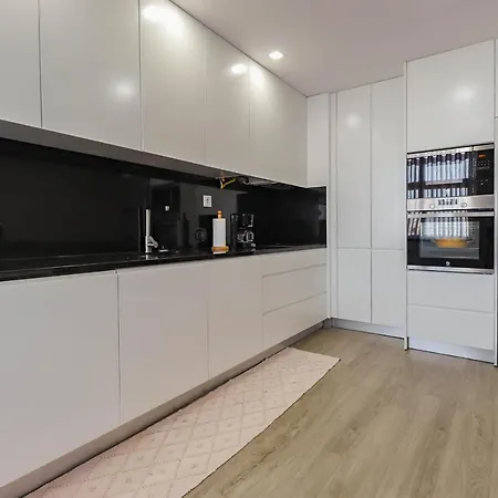 Sunshine - Modern Ap Near The