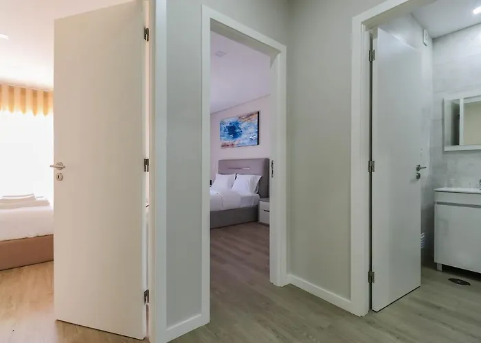 Sunshine - Modern Ap Near The