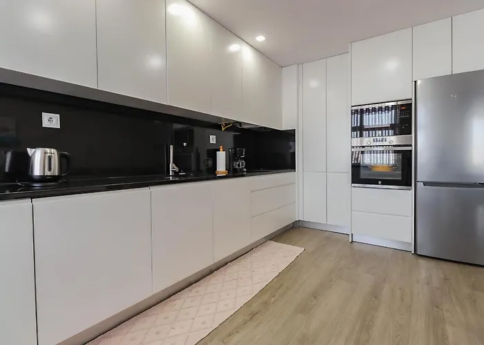 Sunshine - Modern Ap Near The